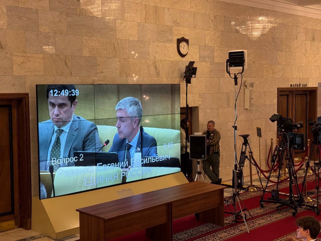 Рассматриваем вопрос о корректировке бюджета страны в текущем году. Изменения связаны с уточнением макроэкономических показателей падение цены на нефть, инфляция, курс рубля, рост ВВП . Сократятся нефтегазовые доходы, но увеличиваются Ненефтегазовые. Дефицит бюджета законопроекте увеличивается с 1,1 трлн руб до почти 3,8 трлн. Задал вопрос министру финансов Антону Силуанову о реализации Народной программы «Единой России»: будет ли обеспечена в полном объеме ее реализация, в первую очередь все социальные обязательства, несмотря на издержки и корректировку бюджета. Ведь сама Народная программа - это те задачи, решения которых от нас ждут люди. Ответа от главы Минфина - выполнение Народной программы Единой России - это приоритет, и средства на ее реализацию будут. В этом нет никаких сомнений. #ЕР #ЕдинаяРоссия #НароднаяПрограмма