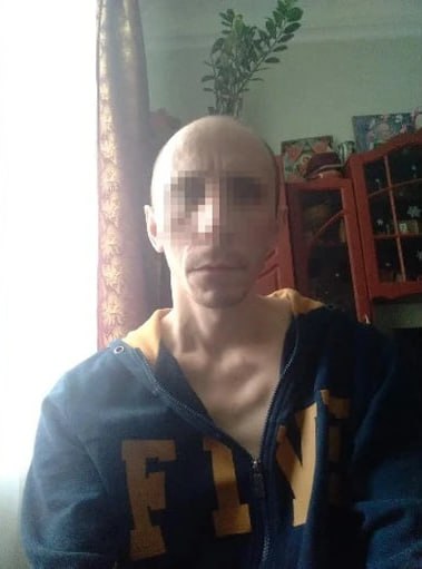 Мужчина жестоко избил мать и перерезал горло знакомой На суде женщины заявили что не имеют претензий Внимание новость связана с особой жестокостью поэтому мы скрываем её Если вы впечатлительный человек не нажимайте на скрытое поле Настоящая бытовая жестокость разыгралась в самарской коммуналке 8 января 36 летнего Тимура К распивал с матерью алкоголь Женщина сделала сыну замечание а он набросился на нее с кулаками С трудом удалось его остановить пригрозив полицией Но главное преступление случилось спустя несколько дней 15 января В тот день Тимур и его знакомая Екатерина работали во дворе а после взяли алкоголь и отправились в ту самую коммуналку Под градусом вспомнились старые обиды Тимур ударил женщину кулаком в лицо и продолжил избивать даже когда женщина потеряла сознание Затем схватив табурет он обрушил на женщину не менее пяти ударов пока мебель не разлетелась на куски Но и этого ему показалось мало Неадекват поднял с пола кухонный нож и нанес им не менее шести ударов в голову и шею жертве Одним из ударов он повредил Екатерине яремную вену Мать Тимура все это время находилась в квартире Женщина была в ужасе но именно она спасла жизнь потерпевшей Подпишись на truekpru63