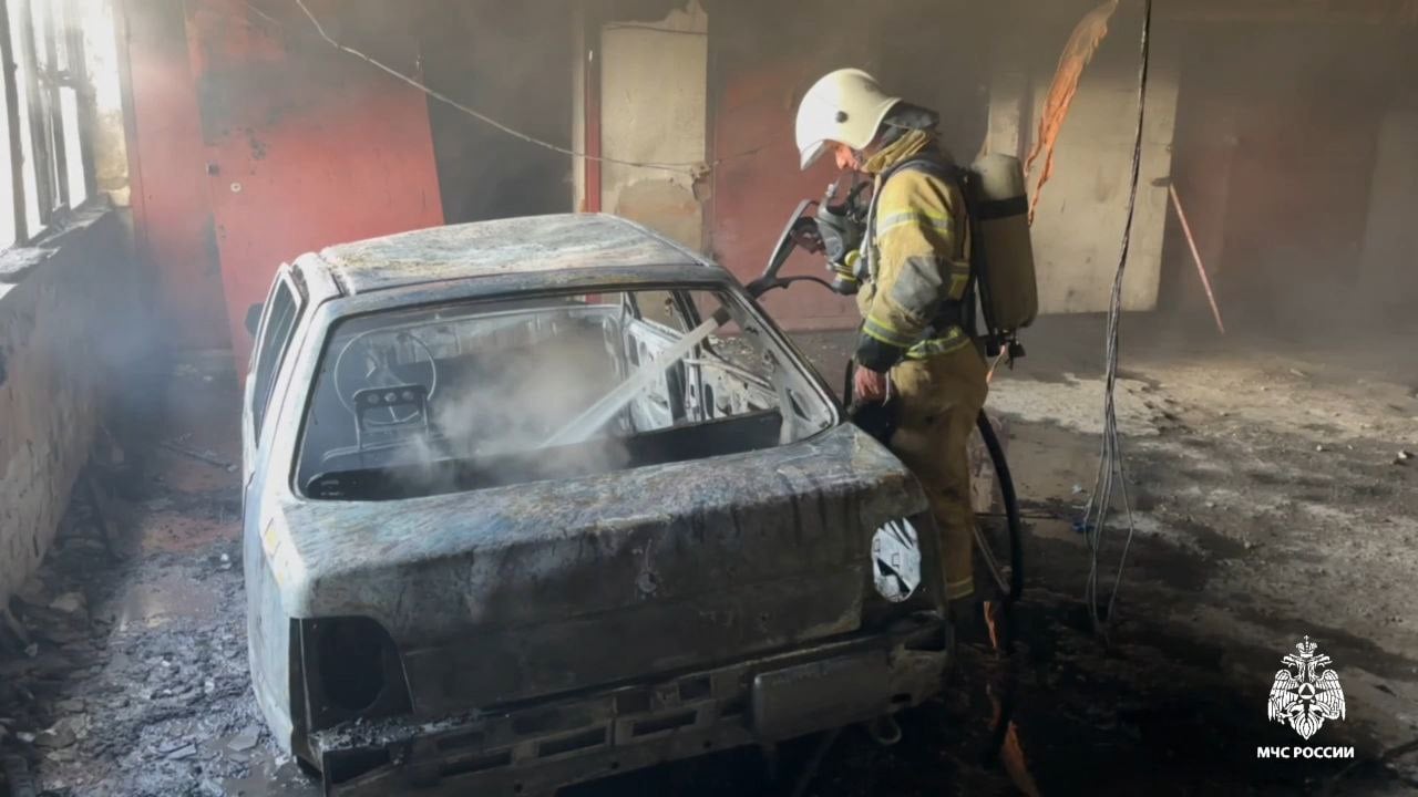 В Симферополе потушен пожар в гаражно-строительном кооперативе В ГСК на улице Дмитрия Ульянова возник пожар общей площадью 30 кв.м. Оперативная и слаженная работа пожарных привела к полной ликвидации возгорания, не позволив огню распространиться. К тушению пожара было привлечено 25 человек и 9 единиц техники. : ГУ МЧС России по РК ВЕСТИ КРЫМ