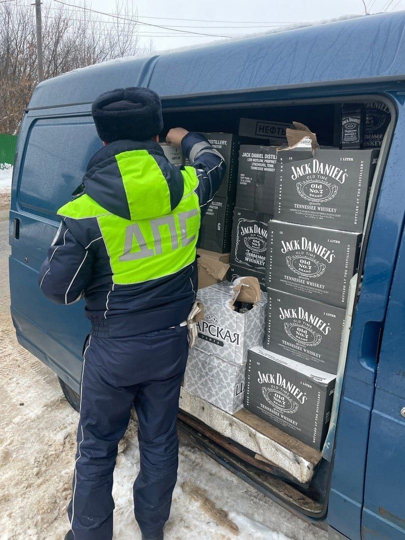 Полную Газель контрафактного Jack Daniels задержали в Кимрском округе Тверской области.  На 29 км автодороги Дубна — Кимры — Горицы инспекторы остановили автомобиль ГАЗ 2752 под управлением уроженца республики Азербайджан.  Оказалось, что мужчина перевозил табак и алкоголь без необходимой маркировки для продажи.  Вся контрафактная продукция изъята. Уточняется, что это 1731 литр алкоголя и 990 пачек табачной продукции.   Тверь.Происшествия Подписаться    :