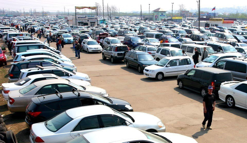 В России появятся хабы по продаже подержанных машин со скидкой до 40 Лизинговые компании запускают до десяти специальных площадок где будут напрямую распродавать изъятые автомобили из такси доставки и коммерческих парков На складах скопились запасы изъятой техники хранить которую нерентабельно из за растущих ставок аренды а действовать через дилерские сети невыгодно из за высоких наценок продавцов По информации представителя одной из лизинговых компаний общий сток изъятых машин на российском рынке превышает 50 тыс единиц Распродажу начнут в Москве Санкт Петербурге и других больших городах В зависимости от сроков экспозиции и типа техники скидка на машины составит от 5 до 40 fatcat18