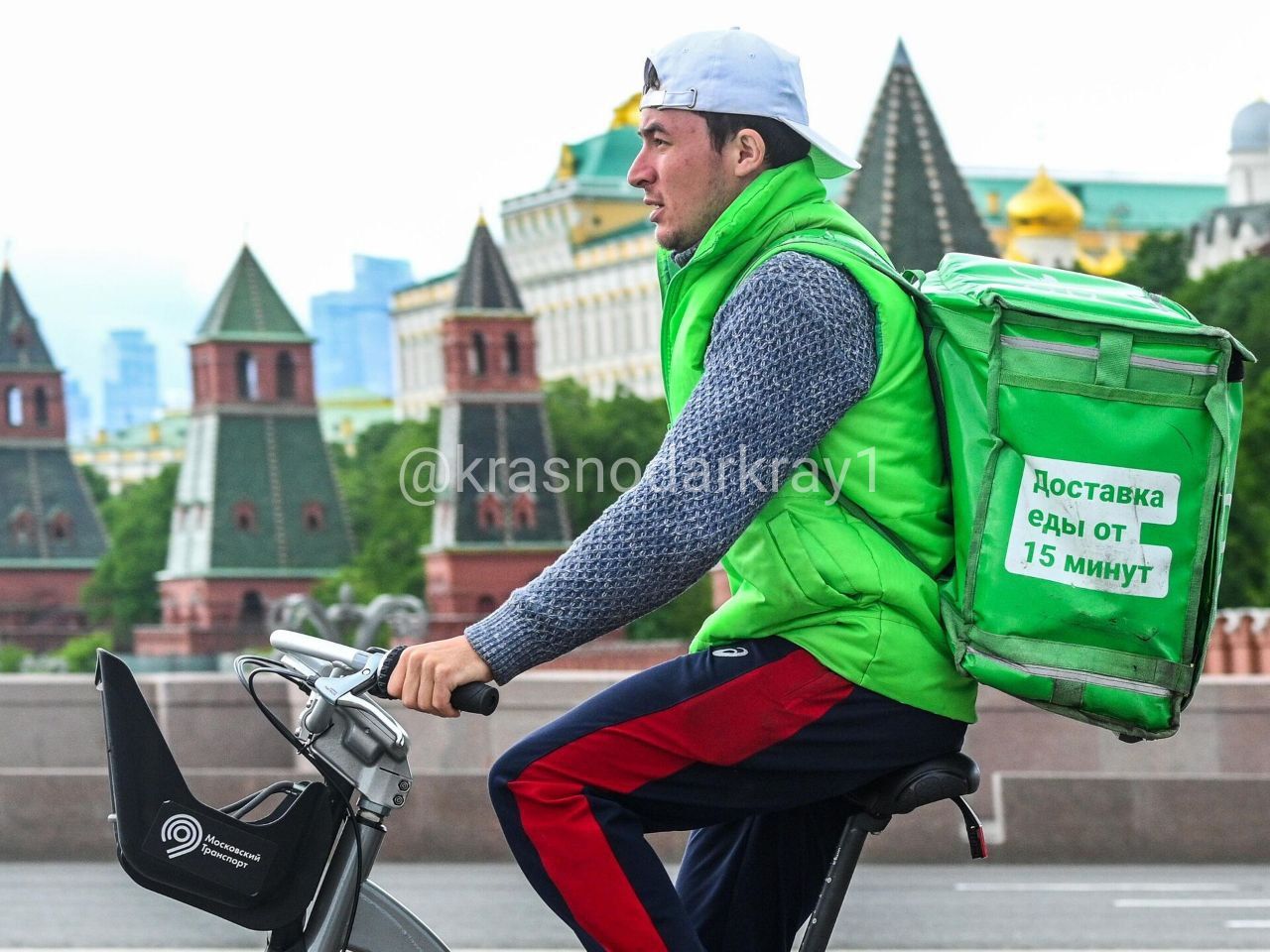 Курьеров предложили проверять на наличие судимости. Член Совета Федерации Артем Шейкин предложил Министерству труда создать единый профессиональный стандарт для курьеров. Он рассказал, что в России нет закона, регулирующего правовую деятельность курьеров, порядок идентификации и правовой статус. Данный стандарт мог бы включать следующие ключевые требования к курьерам: отсутствие медицинских противопоказаний и ограничений к управлению ТС и СИМ, обязательное прохождение медицинского осмотра, наличие водительских прав и сертификата о прохождении тестирования на знание Правил дорожного движения, соответствие требованиям к внешнему виду, экипировке и техническому состоянию используемых средств доставки, отсутствие неснятой или непогашенной судимости за совершение преступлений. По мнению эксперта, такие меры смогут снизить риски для здоровья граждан. Ваше мнение!? Ваши видео высылайте нам в бот Подпишись поделись Прислать видео новость