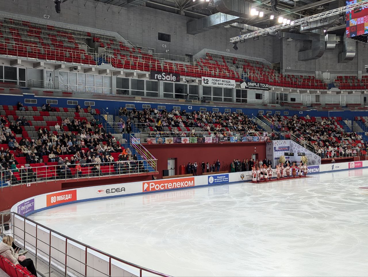 ‍ В Саранске стартовало Первенство России по фигурному катанию на коньках!  В универсальном зале «Огарёв Арена» с 6 по 8 февраля лучшие юниоры страны выступят в одиночном, парном катании и танцах на льду.  Вчера в Саранск прибыл Антон Сихарулидзе – и.о. президента Федерации фигурного катания на коньках России. С главой региона они обсудили проведение крупных мероприятий нового сезона в Мордовии.   Билеты можно приобрести здесь и в кассах арены. Прямая трансляция доступна на сайте 1tv.ru/skate  Фото: Константин Лесик