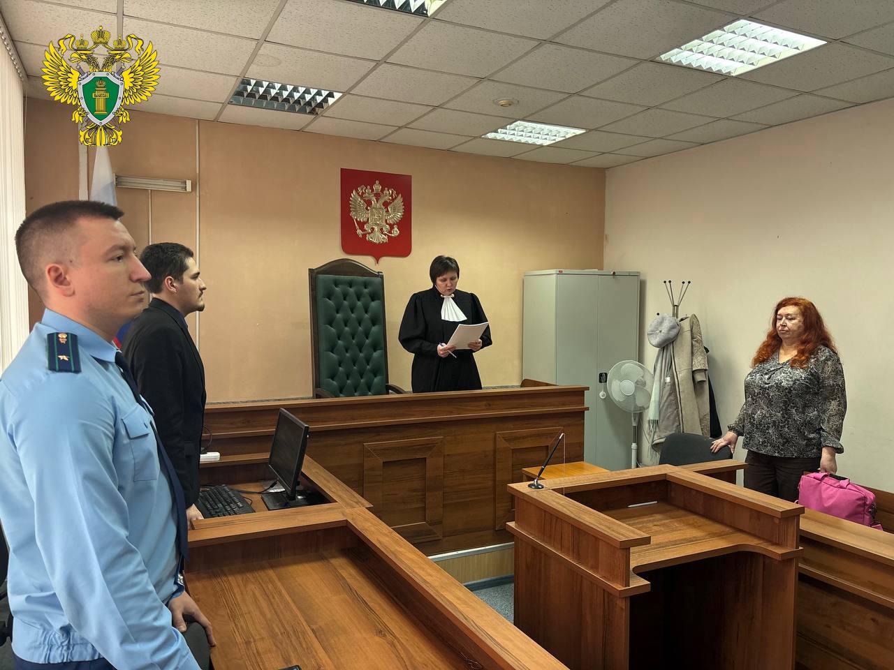 В Екатеринбурге молодой человек осужден по уголовному делу о покушении на убийство двух екатеринбуржцев Сегодня 11 декабря 2025 года Ленинский районный суд г Екатеринбурга на основании доказательств представленных государственным обвинителем вынес приговор по уголовному делу в отношении молодого человека 2007 г р Юноша признан виновным в совершении преступления по ч 3 ст 30 пп а и ч 2 ст 105 УК РФ покушение на убийство двух и более лиц из хулиганских побуждений В ходе рассмотрения в суде уголовного дела государственный обвинитель представил доказательства того что несовершеннолетний 2007 г р 22 марта 2025 года в вечернее время находясь в состоянии опьянения на лестничной площадке между первым и вторым этажом в подъезде дома по ул Щорса в Ленинском административном районе г Екатеринбурга без видимого повода из хулиганских побуждений совершил покушение на убийство ранее не знакомого молодого человека нанеся ему не менее восьми ударов в область спины и головы то есть в область расположения жизненно важных органов потерпевшего В этот же вечер осужденный проходя вблизи дома 47 по ул Уктусская в Ленинском административном районе г Екатеринбурга в состоянии опьянения без видимого повода из хулиганских побуждений совершил покушение на убийство другого ранее не знакомого мужчины нанеся ему не менее одного удара в область передней части грудной клетки справа и не менее одного удара в область брюшной полости Спасти потерпевших удалось благодаря своевременно оказанной медицинской помощи   Ленинский районный суд г Екатеринбурга назначил виновному наказание в виде 4 лет 6 месяцев лишения свободы с отбыванием в исправительной колонии общего режима Кроме того судом удовлетворены частично исковые требования одного из потерпевших о взыскании с осужденного материального вреда на сумму 300 тыс рублей