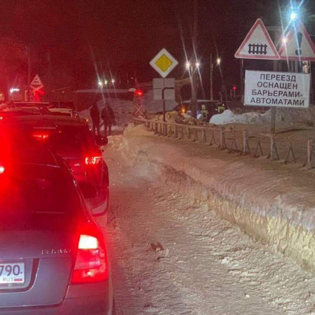 В подмосковном Фрязино взорвалась машина на ж д переезде пострадал мужчина По данным СМИ внедорожник Nissan Patrol рванул прямо у путей рядом с улицей Вокзальная Предварительно в салоне сработало СВУ Водитель 50 летний Сергей Щ выжил отделался ранением ноги Прямой эфир Наш MAX