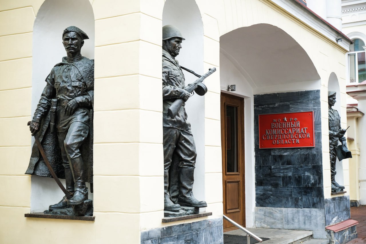 Екатеринбуржца приговорили к 14 годам лишения свободы за попытку поджечь военкомат по требованию мошенников В Центральном окружном военном суде екатеринбуржца Алексея Белозерского приговорили к 14 годам лишения свободы по статье о совершении террористического акта Первые 4 года он проведет в тюрьме оставшиеся в исправительной колонии строго режима Прокурор запрашивал для подсудимого 15 лет колонии строгого режима В августе 2023 года Белозерский бросил три коктейля Молотова в здание на проспекте Ленина Пожар быстро потушили военкомат не пострадал Алексей утверждал что попытался поджечь военкомат под влиянием телефонных мошенников которые убедили его взять кредиты на 5 4 млн рублей Условием для возвращения денег стал поджог военкомата После поджога мужчина пришел в полицию и признался в содеянном Он рассказал следствию как готовил зажигательные смеси но свою вину в теракте не признал Подробнее по ссылке clck ru 3PNChx It s My City