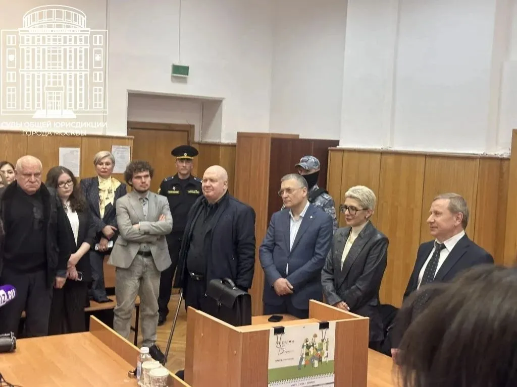 Столичный суд лишил статуса скрывающихся более двух лет за рубежом адвокатов состоявших в бюро Бартолиус Хамовнический районный суд города Москвы 10 апреля 2026 года рассмотрел административное исковое заявление ГУ Министерства юстиции РФ по городу Москве о признании незаконным решения Совета Адвокатской палаты города Москвы принятого по дисциплинарному делу в отношении адвокатов Басистова Алексея Евгеньевича Проводина Дмитрия Николаевича и Тая Юлия Валерьевича Суд удовлетворил иск и прекратил статус Басистову А Е Проводину Д Н и Таю Ю В более двух лет скрывающимся за границей Российской Федерации хамовнический2026 адм2026