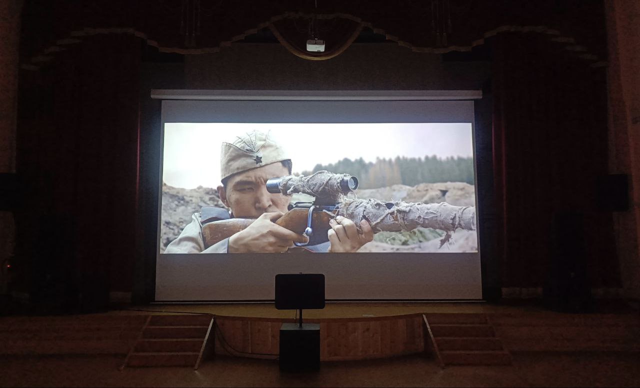 В поселке Усть Мая в Якутии открылся первый в России кинозал с технологией Экстра синема в рамках нацпроекта Семья За 2 дня специалисты установили оборудование и системы контроля посещаемости в местном центре культуры  Технология защищает лицензионный контент и подключает кинозал к цифровой платформе с российскими фильмами мультфильмами и просветительскими программами Подборки формируют по интересам зрителей а все показы остаются прозрачными для правообладателей По просьбе жителей первым показали якутский фильм Диодорова Против течения собравший почти 50 миллионов рублей в прокате  В 2025 году такую поддержку получат ещё 41 малый населённый пункт из 21 региона