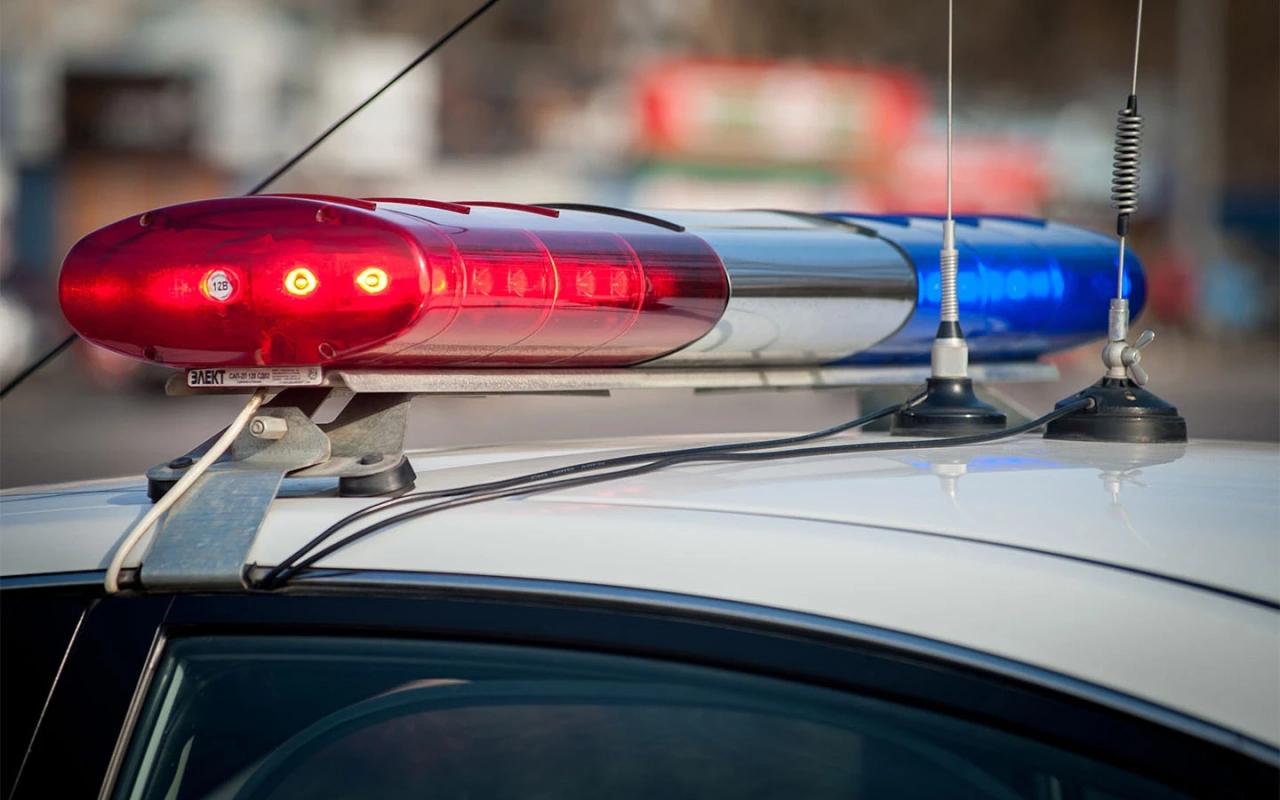 Россиян разрешили наказывать дважды за одно нарушение ПДД Но есть нюансы В России признали правомерным привлечение водителей к административной и уголовной ответственности за одно нарушение ПДД Соответствующее постановление опубликовано на сайте Конституционного суда Согласно документу КС проверил положения статей 12 24 и 24 5 КоАП и статьи 264 УК после запроса Ивановского районного суда На его рассмотрении находится жалоба водителя автобуса в феврале 2024 года он устроил серьезное ДТП в результате которого один автомобилист погиб а другой пострадал Виновнику аварии грозило административное и уголовное наказание Однако водитель не согласился с привлечением к административной ответственности и обратился в суд Ивановский райсуд встал на его сторону отметив что двойное наказание противоречит конституционному принципу никто не может быть повторно осужден за одно и то же преступление По этой ситуации был также отправлен запрос в КС Конституционный суд в свою очередь не увидел противоречий в привлечении виновника ДТП к двойной ответственности Часть третья статьи 264 УК Российской Федерации и статья 12 24 КоАП Российской Федерации содержат в конечном счете описание разных правонарушений которые хотя и имеют общий признак нарушение правил дорожного движения или эксплуатации транспортных средств однако посягают на разные объекты жизнь и здоровье охватывают разные последствия смерть и вред здоровью не соотносятся между собой как часть и целое а потому одно правонарушение не может поглощать другое указывается в постановлении КС Таким образом разные по тяжести последствия дают основание привлечь водителя одновременно и к административной и к уголовной ответственности Кроме того КС указал что прекращение административного производства могло бы помешать получить компенсацию пострадавшему в ДТП водителю