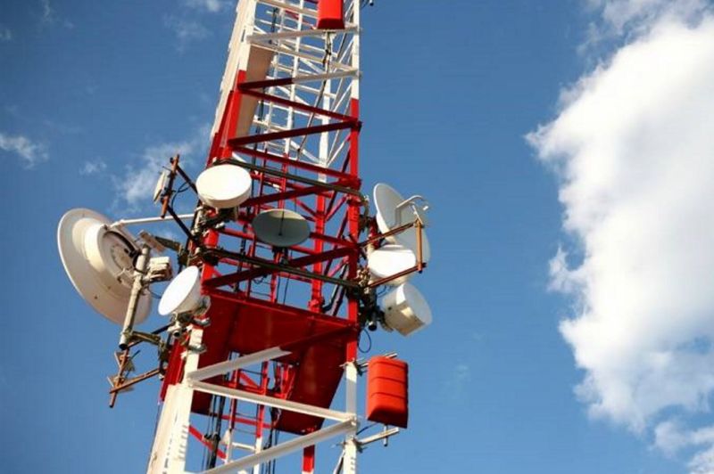 На Камчатке опровергли информацию о поджогах вышек сотовой связи Краевое министерство цифрового развития опровергло информацию о поджогах базовых станций и уничтожении инфраструктуры связи на Камчатке передаёт РАИ КАМЧАТКА ИНФОРМ Сообщения появились в украинских интернет источниках и социальных сетях При этом видеоролики с кадрами поджогов не содержат доказательств того что инциденты произошли на полуострове Министерство цифрового развития сообщает что все средства связи на территории региона функционируют в штатном режиме Фактов повреждений телекоммуникационной инфраструктуры не зафиксировано сообщили в ведомстве призвав доверять только официальным источникам информации КАМЧАТКА ИНФОРМ новости Камчатки в Telegram Фоторепортажи и эксклюзивные материалы на kamchatinfo com НАПИСАТЬ НАМ