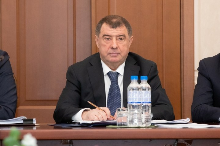 Бывший вице премьер Карачаево Черкесии Байчоров получил условный срок за участие в хищении 56 8 млн рублей В 2015 году местный житель Каплан Сурхаев купил 10 гектаров земли в Адыге Хабльском районе республики у въезда в село Садовое В 2016 году он построил там ферму и начал разводить скот В конце того же года мужчина решил нажиться за счёт бюджета Он обратился к своему родственнику начальнику отдела экономической безопасности МВД по Карачаево Черкесии Темирлану Байкулову Аграрий рассказал о плане полицейскому Сурхаев по его словам знал что от государства можно получить субсидию на возмещение части затрат Однако если предоставить настоящие документы с реальными затратами на ферму у села Садовое то сумма будет невелика но вот если по бумагам завысить сумму затрат то можно получить намного больше Байкулов согласился помочь родственнику Сурхаев оформил документы на свою жену Софию она была зарегистрирована как ИП Муж с женой подготовили смету проект другие нужные бумаги а сотрудник МВД Темирлан Байкулов пошёл к первому заму председателя правительства Карачаево Черкесии Эльдару Байчорову на фото Тот после разговора обещал помочь и в итоге сделал бюрократическую работу выделение субсидии из бюджета одобрили и на счёт ИП Сурхаевой перевели из бюджета 56 8 млн рублей Следствие и суды установили что получать такую сумму как возмещение части затрат фермеры не имели права Дело в том что по фиктивным документам на строительство животноводческого комплекса потратили больше 200 млн рублей хотя на деле как установили эксперты Росказны только 36 7 млн рублей Животноводческий комплекс в реальности не соответствовал проекту в частности там не было озеленения благоустройства освещения по дороге от трассы к ферме а на одном из зданий даже крышу не доделали Кстати когда шло согласование выдачи субсидии первый вице премьер правительства Карачаево Черкесии Эльдар Байчоров знал что в ферму вложили намного меньше однако убеждал подчинённых что в итоге всё будет в порядке потому что был на ферме и видел сумасшедшее строительство говорится в материалах судов На самом же деле Байчоров понимал что задумали родственники полицейского обратившегося к нему но решил довести дело до конца потому что пообещал Темирлану Байкулову что субсидию выделят На ферме высокопоставленный чиновник не бывал В итоге всех признали виновными в мошенничестве Бывшего первого зама правительства республики Эльдара Байчорова приговорили к 1 5 года условно Кроме того его лишили права работать на госслужбе в течение года Экс начальника отдела экономической безопасности МВД по Карачаево Черкесии Темирлана Байкулова к 2 5 года условно Ему также на год запретили работать в госструктурах Мужа и жену Сурхаевых осудили ещё в 2022 году Тогда Каплан Сурхаев получил год колонии общего режима а его супруга два года условно С неё же взыскали сумму ущерба бюджету 56 8 млн рублей потому что формально именно София Сухраева получала субсидию из казны Подписывайтесь на нас во ВКонтакте и в Одноклассниках чтобы быть в курсе самых интересных новостей Кавказа Подписывайтесь на телеграм канал АиФ Северный Кавказ