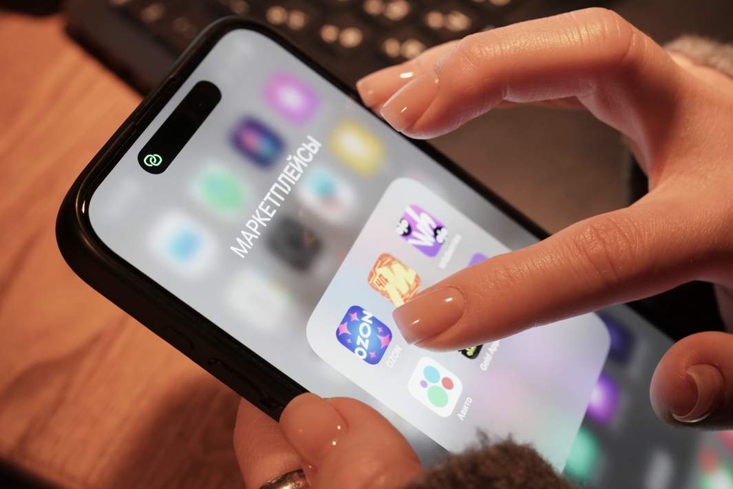 Война за полки и ПВЗ почему новые правила торговли раскололи регуляторов и ритейл ФАС заблокировала план Минпромторга по ослаблению закона о торговле предупредив что исключение логистики из 5 вознаграждения сетям вызовет рост цен на продукты Регулятор настаивает онлайн продажи продуктов лишь 4 6 а рыночная власть остается у офлайн сетей что подтверждают 27 дел против Светофора за два года Маркетплейсы Wildberries Ozon поддержали лишь идею мультибрендовых ПВЗ но выступили против избыточного регулирования способного замедлить развитие e com ФАС указывает что действующий закон сдерживает немонетарные издержки поставщиков которые транслируются в цены и его отмена по мнению всех союзов поставщиков недопустима Победа Минпромторга может временно снизить барьеры между онлайн и офлайн каналами но рискует взвинтить себестоимость товаров у поставщиков а победа ФАС законсервирует разделение оставив маркетплейсам роль нишевых игроков в сегменте FMCG В итоге рынок определит что важнее равные правила игры или стабильные цены на полке