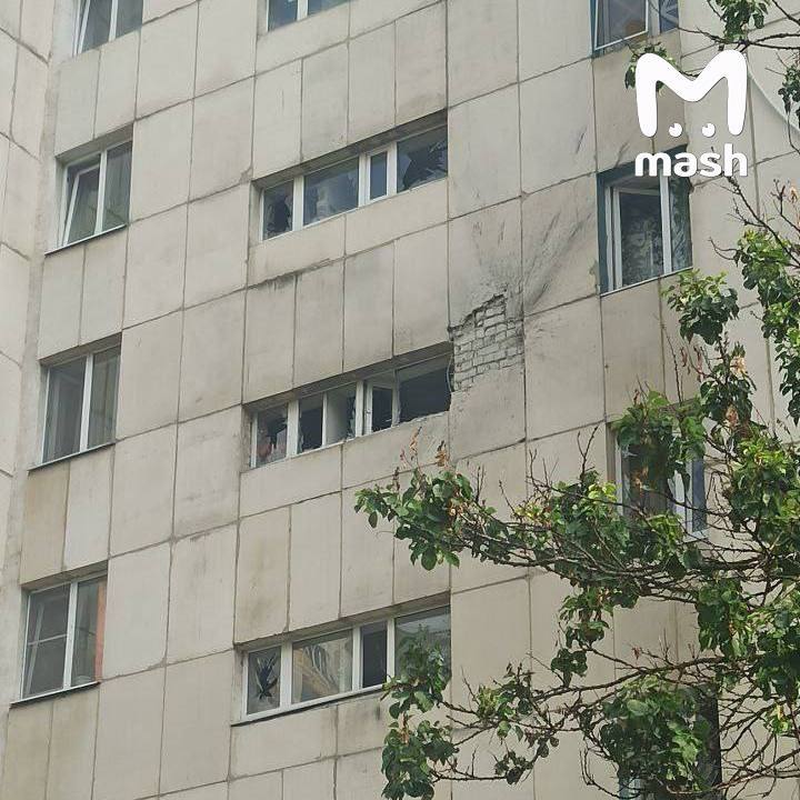 Минимум один человек пострадал во время атаки Белгорода беспилотниками ВСУ. БПЛА типа "Дартс" влетел в окна на 4 этаже многоквартирного дома на улице Ватутина. Облицовка здания осыпалась, окна вылетели.