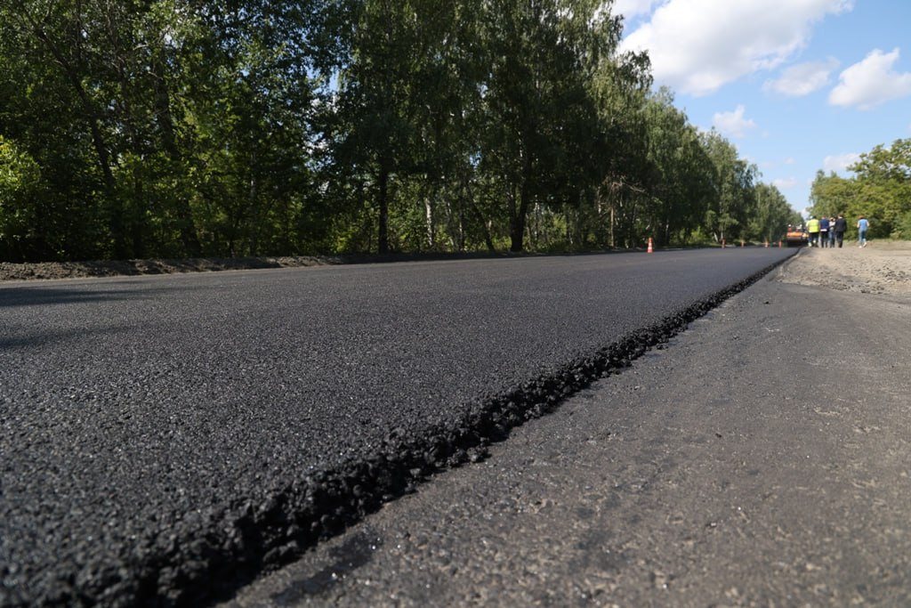 В Челябинской области отремонтируют почти 120 километров федеральной трассы М‑5 На территории Челябинской области запланирован капитальный ремонт почти 120 километров трассы М-5 «Урал» с завершением работ осенью 2027 года. Государственный контракт подписан на обновление дорожного покрытия на участке от Кропачево до Златоуста, сообщили в управлении дорог «Южный Урал». Подрядчик обязан привести дорогу в нормативное состояние, установить защитные барьеры, нанести разметку и сделать шумовые полосы на нескольких отрезках трассы, включая территории Катав-Ивановского и Саткинского округов, а также Миасс и Златоуст. Напомним, этот участок дороги в горнозаводской зоне является одним из самых загруженных из-за роста интенсивности движения и большого потока грузового транспорта. Ремонт повысит комфорт и безопасность движения, а также позволит сократить время в пути.