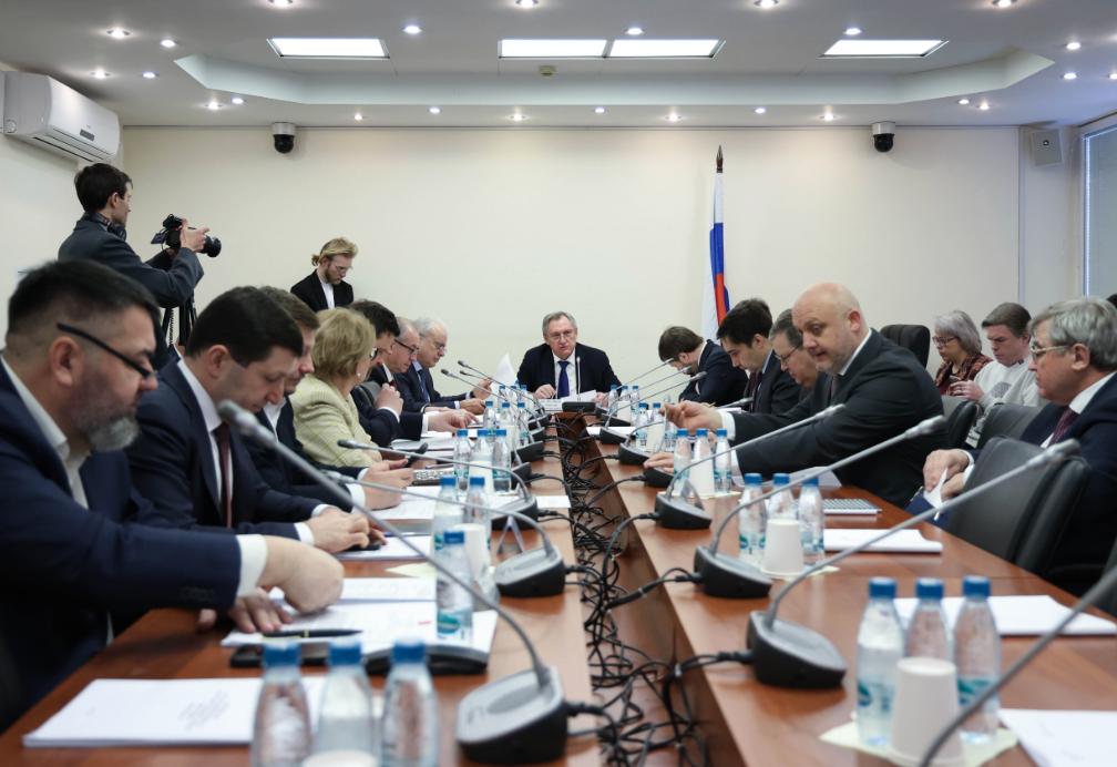 Комитет Госдумы по энергетике ожидает от правительства развернутый план действий по выполнению энергетической стратегии России до 2050 года заявил председатель комитета Николай Шульгинов по итогам расширенного заседания с участием представителей Минэнерго России В этом году мы ожидаем от правительства России законопроектов связанных с повышением безопасности функционирования объектов электроэнергетики и теплоснабжения продолжением работы по консолидации сетевых активов и наведению порядка в электросетевом комплексе отметил Шульгинов Не останутся без внимания вопросы рационального размещения ЦОД и оценке влияния функционирования таких объектов на энергосистему