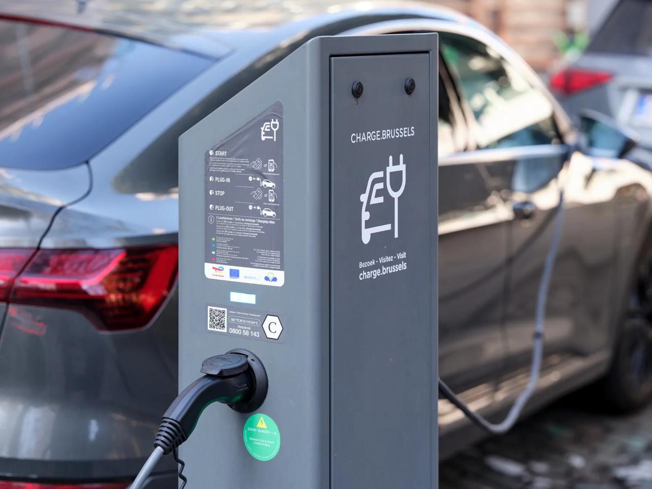 Шесть стран ЕС потребовали отменить фактический запрет на продажу автомобилей с двигателями внутреннего сгорания после 2035 года Письмо главе Еврокомиссии подписали премьеры Италии Польши Венгрии Чехии Болгарии и Словакии Они хотят сохранить возможность продавать гибриды автомобили с range extender и машины на биотопливе Нет ничего зелёного в промышленной пустыне главный аргумент письма Германия идёт ещё дальше канцлер Фридрих Мерц просит разрешить высокоэффективные ДВС на обычном топливе Stellantis уже поддержал немецкую позицию С другой стороны баррикад Volvo и Polestar Глава Polestar назвал отсрочку просто плохой идеей если Европа не возглавит переход это сделают другие Еврокомиссия готовит пакет поддержки автопрома включая возможный пересмотр правил 2035 года Анонс ожидался 10 декабря но может быть перенесён на январь