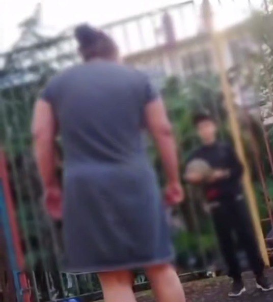 В Сочи женщина матами и угрозами выгоняла детей со спортивной площадки Инцидент произошел в Хостинском районе Подростки играли в футбол и не заметили как на шум во двор спустилась местная жительница Она начала оскорблять детей пытаться насильно вытолкнуть их за пределы площадки угрожала родителям и не переставала кричать маты На разборки дама вышла в домашней одежде и с сигаретой в зубах Видео разлетелось по социальным сетям и попало в поле зрение полицейских Личность нарушительницы оперативно установили За курение в общественном месте и нецензурные высказывания в отношении женщины составили два административных протокола Проверка продолжается хамоватой сочинке грозит от штрафа до ареста Мы в Мах АиФ Краснодарский край в ТГ