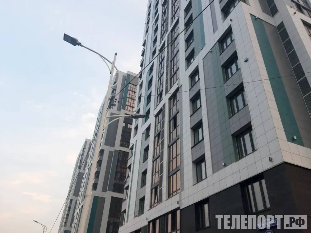 Учителя в селах смогут купить жилье за один процент от цены благодаря государственной программе В России с 1 января 2026 года начнет действовать государственная программа которая позволит учителям в сельских населенных пунктах приобретать жилье по цене в 1 от его стоимости Об этом сообщил РИА Новости первый зампред комитета Госдумы по строительству и ЖКХ Владимир Кошелев Он отметил что инициатива разработана Минсельхозом России и предусматривает закупку жилых помещений у застройщиков в селах и опорных поселках Сначала жилье будет предоставляться на условиях социального найма а затем появится возможность выкупа Они смогут погашать стоимость в течение 10 лет или единовременно Владимир Кошелев добавил что программа также охватывает специалистов научных организаций Минсельхоза Россельхознадзора и Росрыболовства Фото ТЕЛЕПОРТ РФ ТЕЛЕПОРТ РФ здесь все об Амурской области  Мы в МАХ  Написать нам