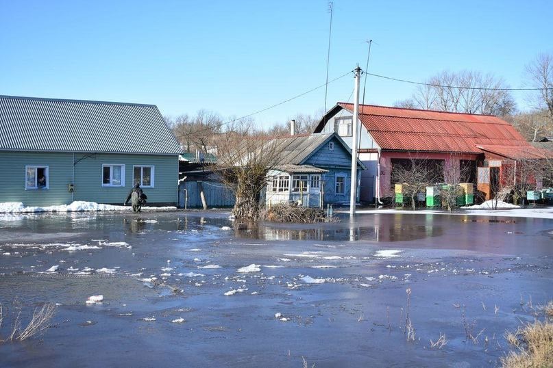 Скорое половодье в Чувашии обсудят в прямом эфире  13 марта, в 10.00 часов, в официальном сообществе «Чувашская Республика» во ВКонтакте пройдет онлайн-встреча, в ходе которой начальник республиканской поисково-спасательной службы ГКЧС Чувашии Николай Глухов поделится оперативными сводками и подробно расскажет о каждом муниципалитете, где существует угроза подтопления, а также разъяснит, куда обращаться и что делать людям в случае прихода «большой воды».  Несмотря на то, что паводок в регионе ожидается ранним и маловодным, при неблагоприятном развитии ситуации, есть вероятность подтопления 16 муниципальных округов, это на один округ меньше, чем в прошлом году  Задать вопросы можно уже сейчас в комментариях под постом, анонсирующем о прямом эфире.