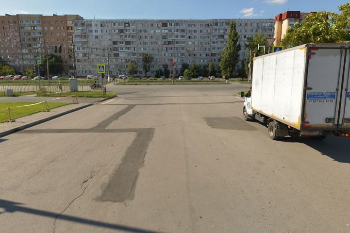 10 ноября в Волжском произошло жуткое ДТП с участием 16 летнего школьника и легкового автомобиля Водитель поздним вечером сбил подростка у ТРК Волгамолл В 22 40 водитель лишённый права управления управляя автомобилем Лада Гранта напротив дома 18 а по ул Александрова совершил наезд на 16 летнего пешехода который переходил проезжую часть дороги по нерегулируемому пешеходному переходу сообщили в ГУ МВД России по Волгоградской области По информации прокуратуры несовершеннолетний с множественными травмами доставлен в больницу Ему был нанесён тяжкий вред здоровью