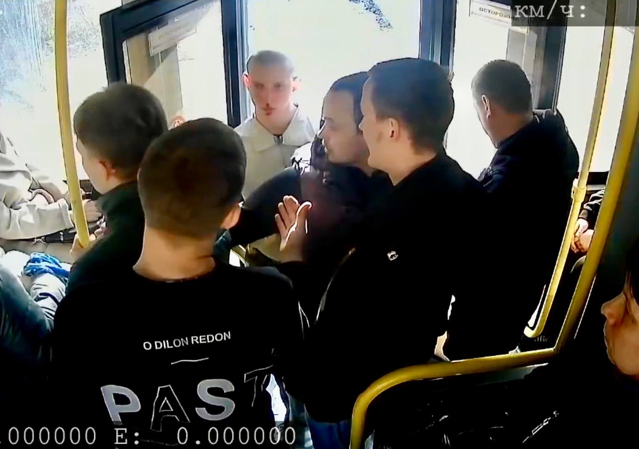 16-летний подросток стал фигурантом уголовного дела после конфликта в кировском автобусе. 30 марта 2025 года молодой человек на остановке у дома №38 на Октябрьском проспекте Кирова бил ногами и руками по дверям автобуса, мешая его движению и провоцируя пассажиров. На замечание водителя подросток агрессивно отреагировал и распылил перцовый баллончик в салон через окно. Уголовное дело возбуждено по статье о хулиганстве ч. 2 ст. 213 УК РФ . Следствие проверяет все обстоятельства происшествия.