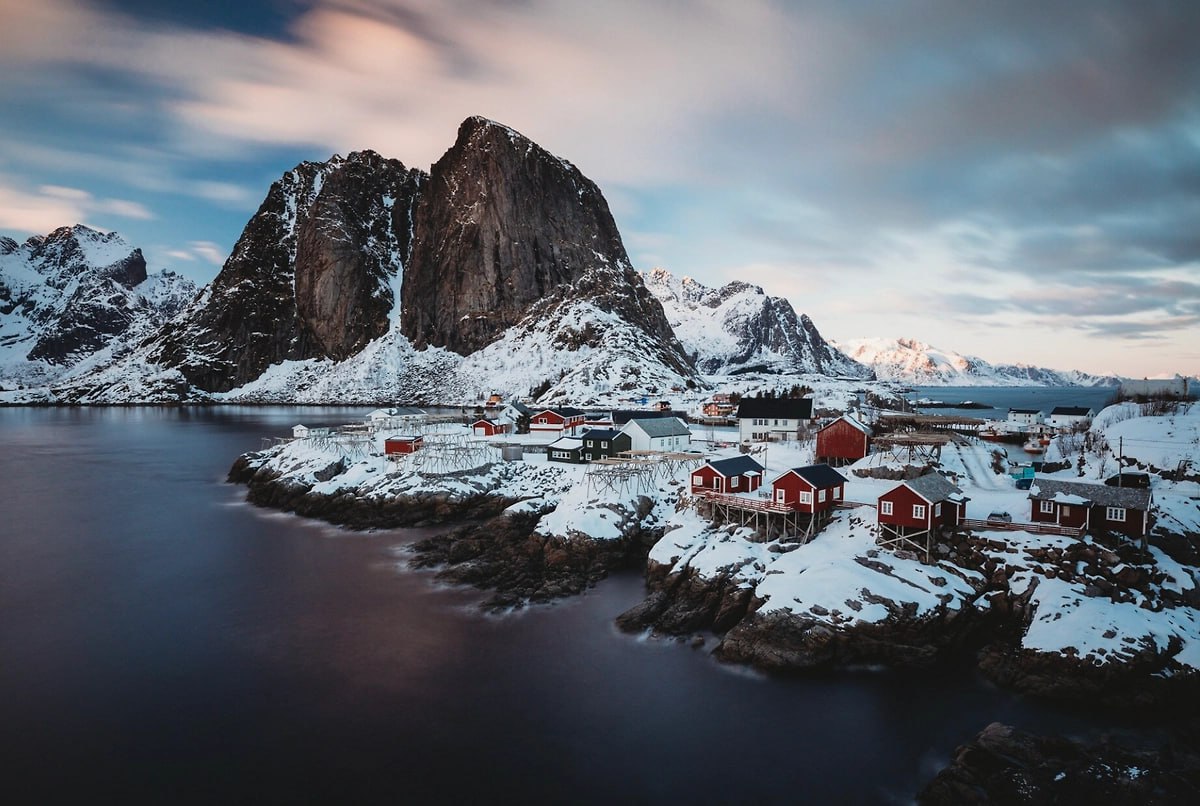 Гренландцы не хотят гражданство США и считают что живут лучше американцев Большинство опрошенных жителей Гренландии не желают получать гражданство США Об этом пишет газета Financial Times FT со ссылкой на социологическое исследование проведённое центром Verian Так 85 респондентов высказались против американского паспорта По мнению участников опроса уровень и качество жизни в Дании гораздо выше чем в Америке Жители Гренландии отметили что в США очень дорогие медицинские услуги а на улицах городов царит преступность и нет никакой безопасности Как утверждает издание Вашингтону придётся подкупить гренландцев например предложив им по 1 миллиону долларов ради присоединения острова к США Геополитика