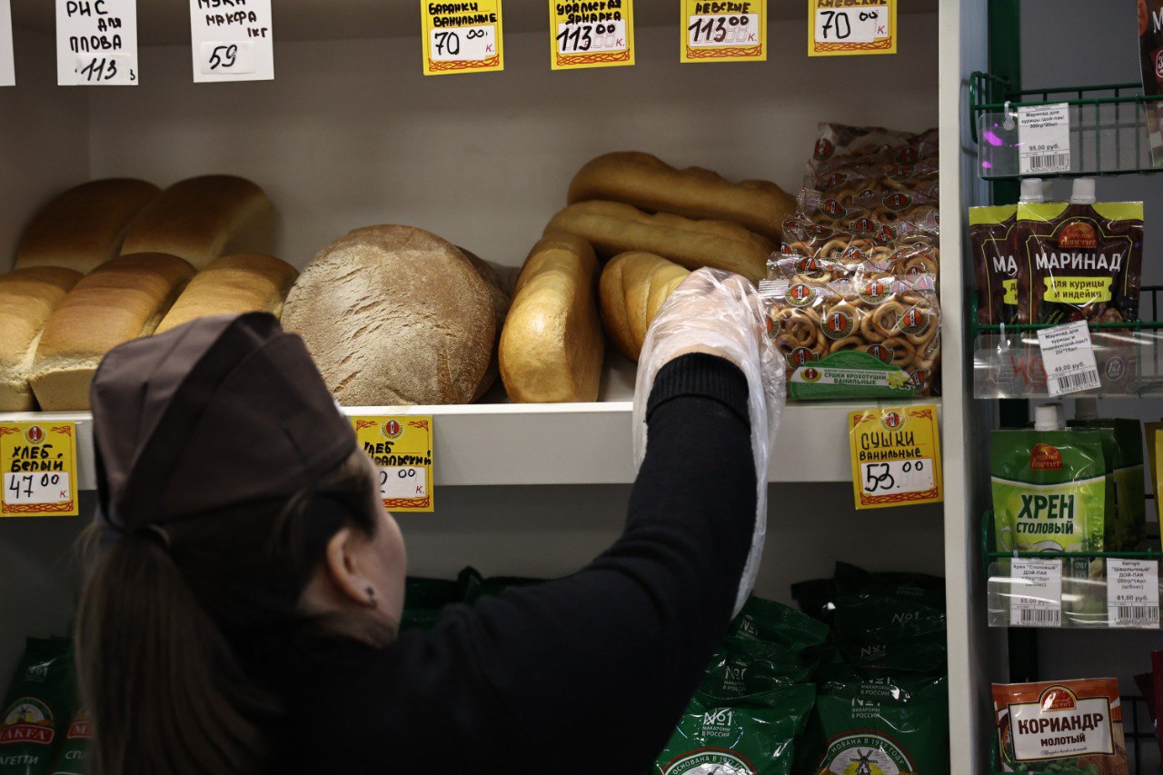 Челябинские работодатели столкнулись с нехваткой продавцов врачей и строителей В Челябинской области по итогам октября самой дефицитной сферой стала Розничная торговля где на одну вакансию претендуют лишь 2 8 кандидата при норме в 4 Также работодатели испытывают нехватку в специалистах в области строительства и недвижимости медицины и фармацевтики производства и сервисного обслуживания по 3 5 3 6 резюме на предложение Сейчас на местном рынке труда уже нет дефицита рабочего персонала 4 3 резюме на вакансию специалистов общепита 5 2 работников сферы добычи 5 3 отметили аналитики В целом на Южном Урале нет нехватки кадров на рынке труда у работодателей хороший выбор кандидатов уровень конкуренции по итогам октября составил 6 7 резюме на вакансию Этот показатель ниже общероссийского 7 3