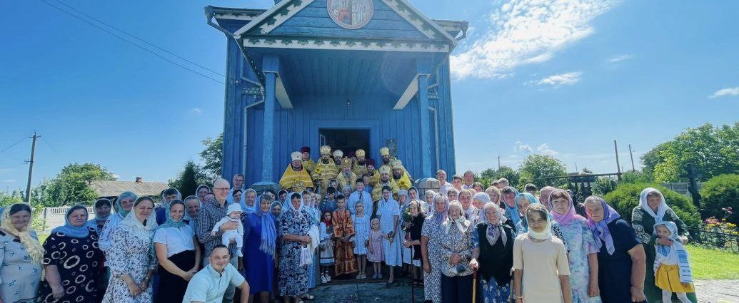 В храме села Козлиничи Владимиро-Волынской епархии УПЦ освятили престол 2 августа 2025 года в селе Козлиничи Ковельского района освятили новый престол храма в честь Воздвижения Креста Господня. Богослужение возглавил митрополит Владимир, сообщает Информационно-просветительский отдел УПЦ.  В день памяти пророка Илии митрополит Владимир совершил чин освящения престола в храме села Козлиничи Веденского благочиния Владимиро-Волынской епархии. Архипастырю сослужили благочинный округа протоиерей Василий Сергийчук, настоятель храма протоиерей Александр Федчук и духовенство епархии.  После освящения престола была совершена первая Божественная литургия. На сугубой ектении вознесли молитвы о мире на украинской земле. Завершилось богослужение праздничным молебном и окроплением верующих святой водой.