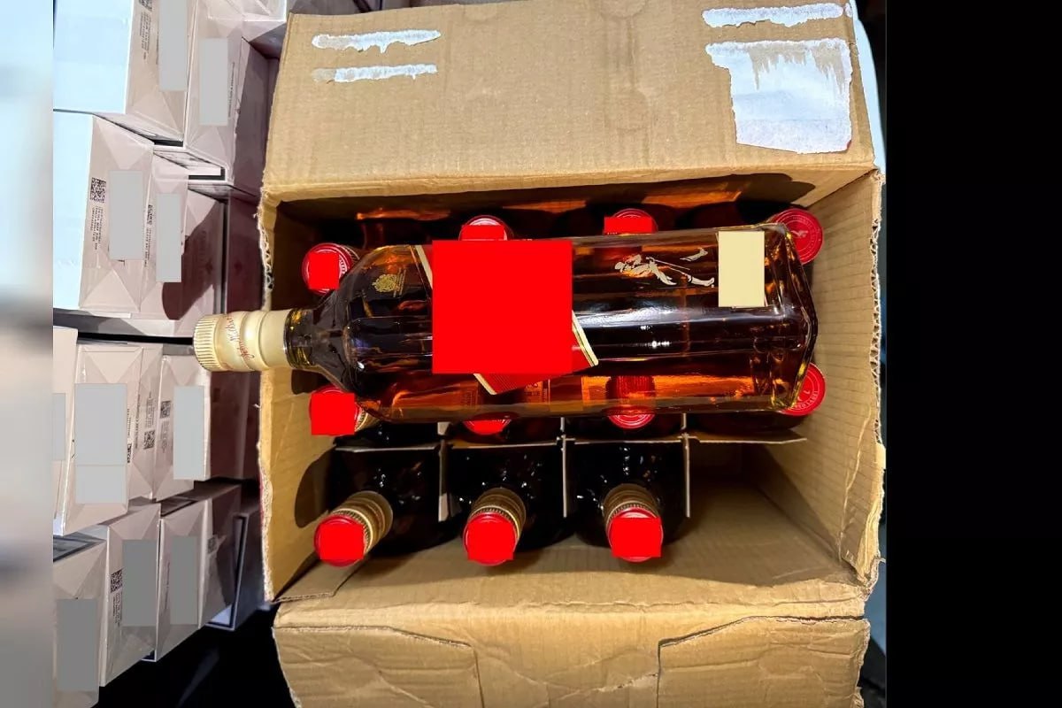 Таможенники нашли контрабандный алкоголь и сигареты на иностранном суде в Новороссийске. Выявлен ввоз партии 1 520 пачек сигарет и 12 литров крепкой алкогольной продукции, которую пытался скрыть от таможенного контроля в своей каюте капитан морского судна, прибывшего из турецкого порта Гебзе. Продукция перемещалась через таможенную границу ЕАЭС без российских акцизных марок и обязательной маркировки. Рыночная стоимость товара составила более 350 тыс. рублей. Капитан морского судна дал признательные показания в рамках возбужденного уголовного дела по статье о контрабанде стратегически важных товаров в крупном размере Кубанские Новости