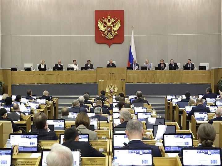 Госдума в первом чтении приняла повышение НДС до 22 Также среди принятых изменений УСН ужесточат лимит дохода снизят с 50 млн до 10 млн рублей Увеличат акцизы особенно на алкоголь и сигареты Урежут льготы по НДФЛ при продаже имущества освобождение только при владении от 3 лет IT компании будут платить больше ставка взносов вырастет с 7 6 до 15 Налоговикам разрешат осматривать территории компаний Расширят налоговый мониторинг и упростят получение рассрочек и инвесткредитов до 10 лет Поправки могут быть утверждены до 10 ноября и вступят в силу с 1 января 2026 года Новости Дня