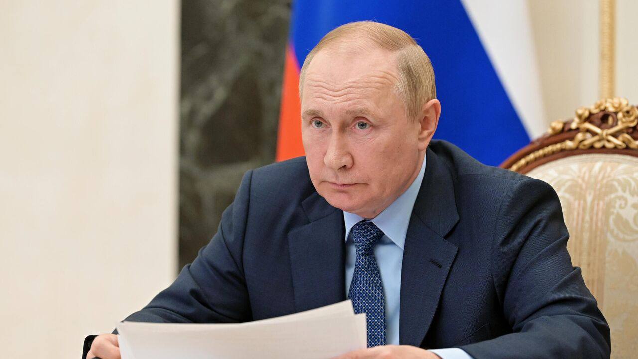 Путин поручил провести анализ условий предоставления льготной ипотеки на сельских территориях Так Правительству РФ поручено провести анализ нормативно правового регулирования условий предоставления жилищных кредитов на строительство дома на сельских территориях в целях определения препятствий для получения указанных кредитов участниками программ Земский учитель Земский доктор Земский фельдшер Земский работник культуры Земский тренер и при необходимости рассмотреть вопрос о внесении в законодательство изменений направленных на устранение таких препятствий Ожидается что результаты этого анализа помогут разработать более эффективные меры по улучшению жилищных условий в сельской местности и поддержат развитие ключевых профессий способствующих укреплению сообществ на местах Срок выполнения до 1 февраля 2026 года