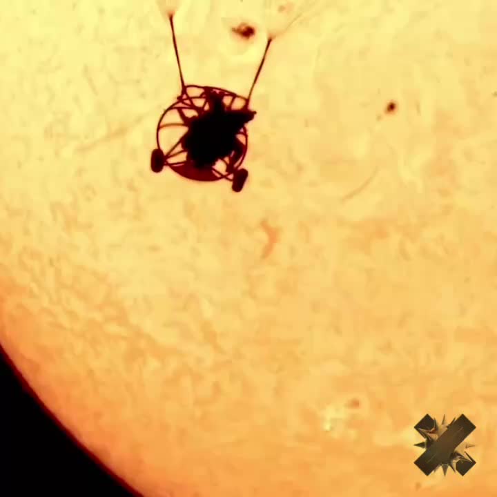 Астрофотограф Эндрю Маккарти запечатлел парашютиста на фоне Солнца