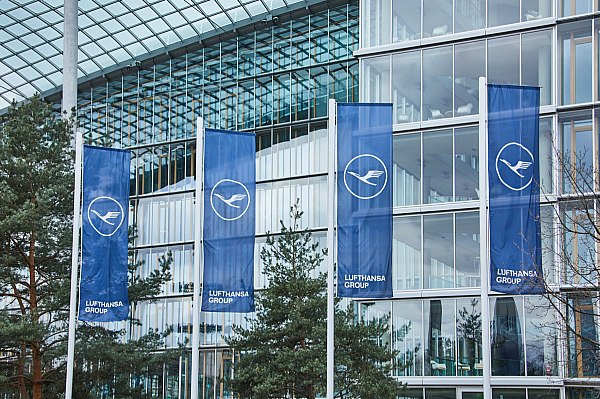 Lufthansa планирует сократить несколько тысяч рабочих мест Крупнейшая авиакомпания Германии Lufthansa планирует сократить несколько тысяч рабочих мест с целью экономии расходов Об этом сообщает ТАСС со ссылкой на агентство Reuters По данным источники концерн намерен сократить в ближайшие годы 20 мест в структурах управления Ожидается что официально о решении будет объявлено 29 сентября Lufthansa Group насчитывает почти 103 тыс сотрудников aviaru net n288193