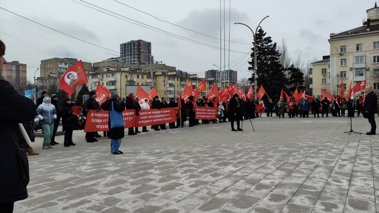 В Ростове-на-Дону участники митинга потребовали принятия «Программы Победы» КПРФ в качестве государственной.  Праздничный день 23 февраля в Ростове-на-Дону выдался резким похолоданием и почти забытым ростовчанами снегопадом. Но капризы погоды не помешали в этот день коммунистам и свободным гражданам Ростова собраться на площади Ленина на митинг. Площадка перед памятником В.И. Ленина была заполнена мелодиями патриотических песен, алыми стягами и плакатами.   ‼ Собравшиеся на митинг, организованный ростовскими коммунистами в честь 107-й годовщины создания Советской Армии и Военно-Морского Флота и в поддержку СВО, ростовчане поздравляли друг друга, делились воспоминаниями о службе в рядах Советской Армии, обсуждали ситуацию в современной армии и состояния предприятий оборонного комплекса, которыми всегда славилась Донская столица.   Подробно в материале kprf-don.ru    ‍   #КПРФ #Ростов_на_Дону #23февраля