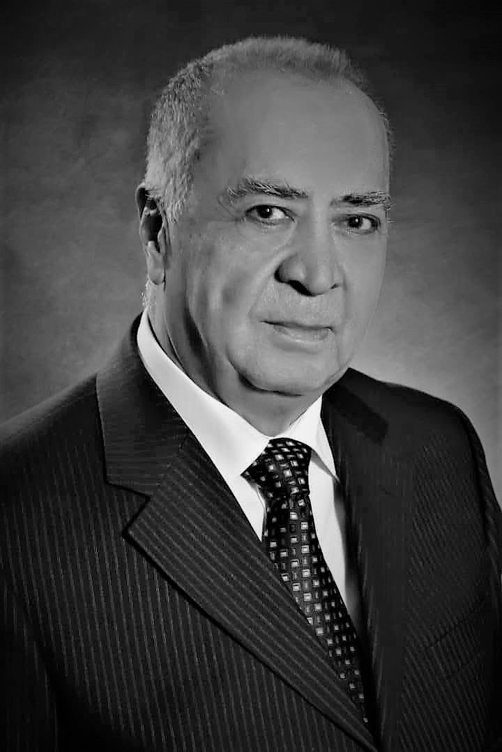 На 88 м году ушёл из жизни народный артист Узбекистана Ёқуб Аҳмедов С 1958 года его жизнь была связана с Узбекским Государственным драматическим театром им Хамзы На сцене театра Ё Аҳмедов сыграл много выдающихся ролей Абу Райҳон Беруний Креонат Каренин Абай Бобур Отелло Алишер Навои И свыше 400 ролей в кино от бухарского эмира до басмачей Инна лилляхи ва инна иляйхи раджиун