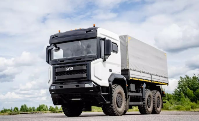 В Петербурге запустили производство российских грузовиков БАЗ Серийное производство грузовых автомобилей под брендом БАЗ началось на площадке в Петербурге где ранее производились модели Scania и MAN вВ следующем году планируется выпустить не менее 600 машин сказал на церемонии заместитель генерального директора концерна генеральный директор Обуховского завода Михаил Подвязников Машины успешно прошли испытания в Поволжье на Урале и в Ленинградской области Производственная мощность предприятия составит до 2 тыс автомобилей в год Ранее компания Романов представила новые полноприводные тяжелые грузовые габаритные шасси и автомобили БАЗ на независимой подвеске Серийное производство спецтехники запущено в рамках специального инвестиционного контракта заключенного в 2025 году между правительством Санкт Петербурга Минпромторгом России и АО Романов БАЗ грузовик оригинальной российской разработки Завод Романов который его будет выпускать входит в состав интегрированной структуры АО Концерн ВКО Алмаз Антей Серийная модельная линейка БАЗ заменит на рынке модели тяжелых внедорожных грузовиков европейских брендов так называемой большой семерки Mercedes Volvo Scania MAN DAF Iveco Renault Trucks