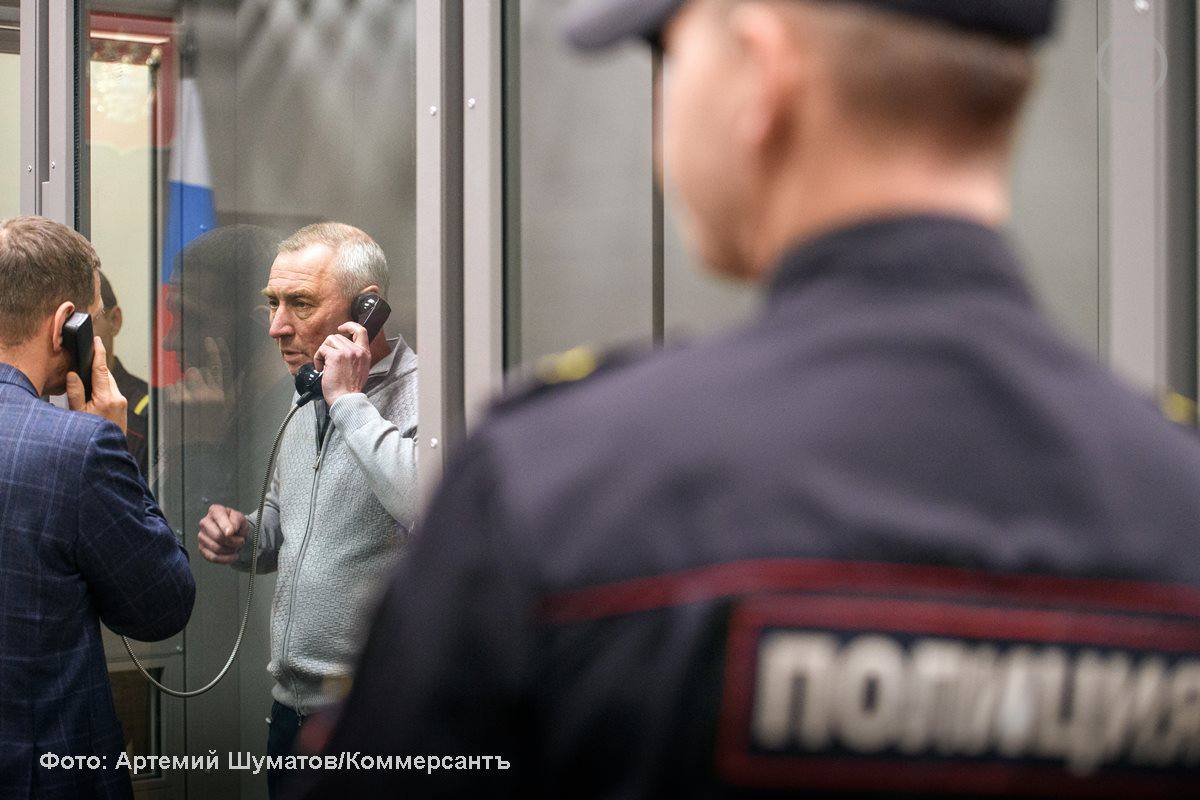 Предприниматель Станислав Шевырев обвиняемый в организации покушения на свою сноху Ирину Шевыреву обжаловал решение об аресте стало известно Ъ Волга Урал Нападение произошло в Казани 14 октября Неизвестный в шлеме напал на супругу крупного бизнесмена Ирину Шевыреву после того как та проводила ребенка в школу Нападавший нанес ей несколько ножевых ранений в том числе в шею Женщина в коме По версии следствия покушение организовали ее свекр Станислав Шевырев вместе с сыном Иваном муж пострадавшей Глава СКР Александр Бастрыкин взял расследование под личный контроль Супруг пострадавшей Иван Шевырев владеет крупной дорожно строительной компанией а другая его организация связана с замруководителя исполкома Казани Игорем Куляжевым Ъузнал