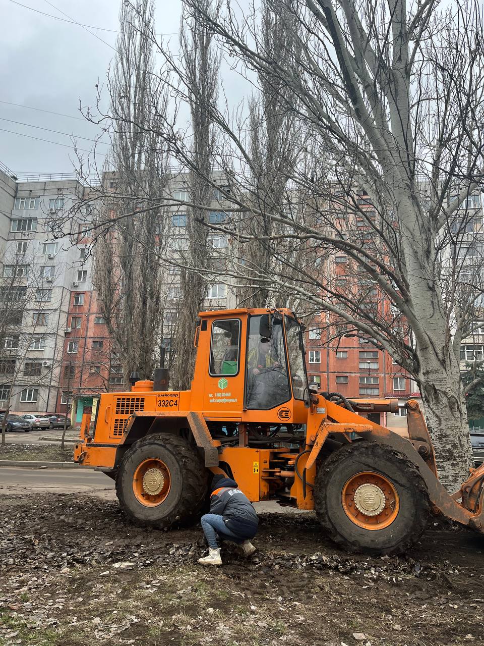 На улице Московской в Луганске идет уборка придомовых территорий  Коммунальные службы очищают тротуары и территорию около жилых домов от мусора, грязи, веток и других загрязнений