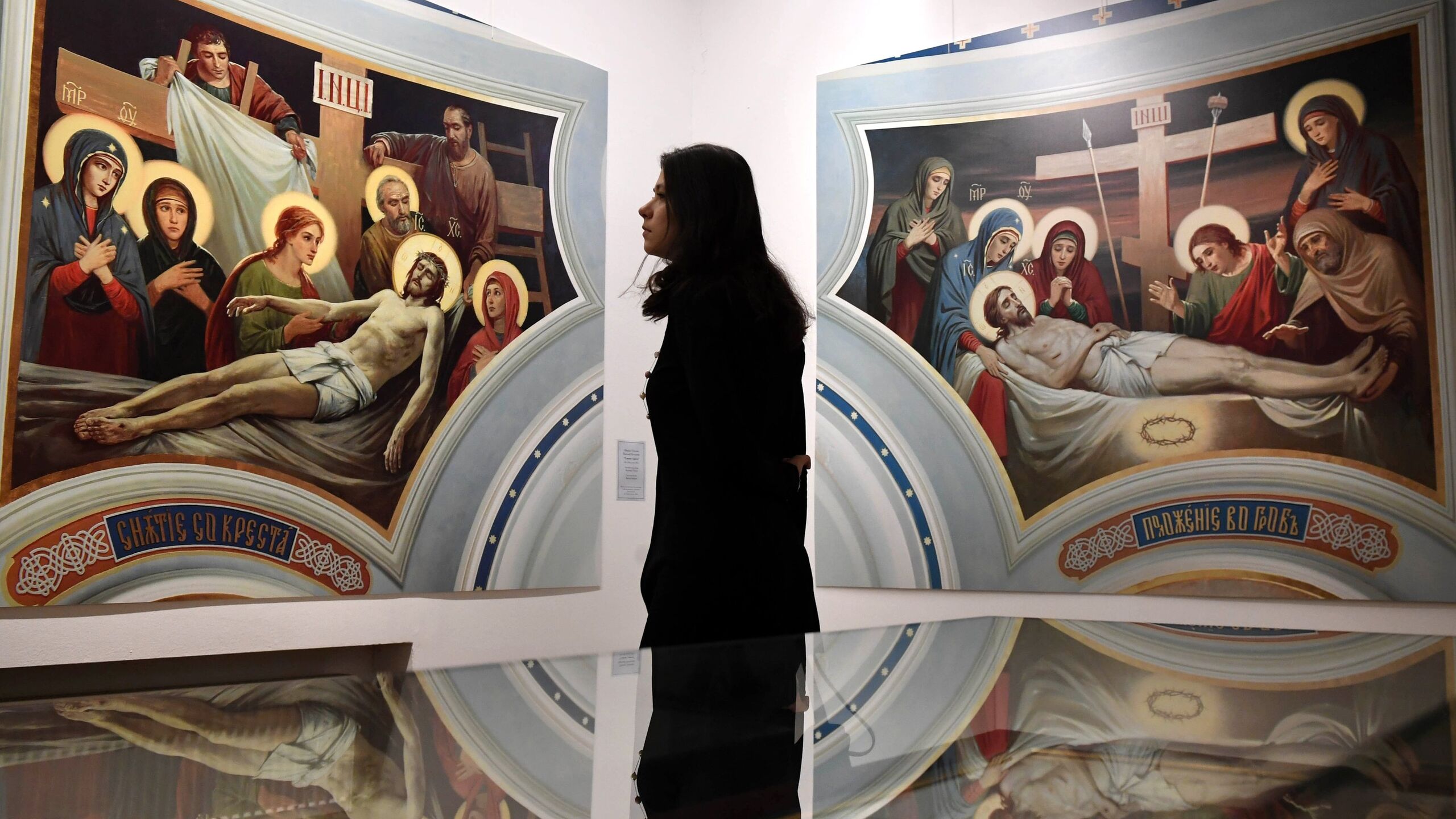 В Сионской горнице предполагаемом месте Тайной вечери археологи сделали сенсационное открытие под слоем краски и штукатурки обнаружили древние послания которые могут пролить свет на тайну святого Грааля Чашу с последней трапезы Христа ищут уже много лет И кажется зацепка наконец найдена Скрытое от глаз Двухэтажное здание у южных ворот Старого Иерусалима давно привлекает внимание археологов Ведь именно здесь по их мнению произошло одно из ключевых событий христианской истории Тайная вечеря И тому есть весомые доказательства В 2019 м израильские специалисты путем лазерного сканирования удалили более поздние слои штукатурки и краски чтобы увидеть как помещение выглядело изначально В результате на стенах проступили фигуры агнцев а на потолке изображение льва В беседе с журналистами сотрудник Управления древностей Израиля Амит Реем пояснил лев символ царя Давида а Иисус согласно Писанию был именно его потомком