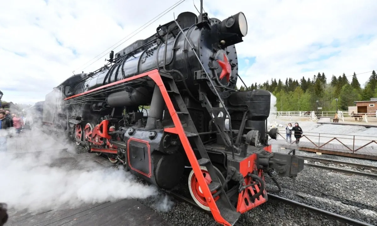 В Карелии состав ретропоезда застрял на путях из за поломки Ретропоезд Сортавала Рускеала уже несколько часов стоит на путях из за поломки Поезд должен был прибыть в пункт назначения еще в 11 20 однако они до сих пор стоят в районе населенного пункта Хелюля сообщает телеграм канал Кровавая барыня Поезд сломался людей не выпускают Сказали что вернемся назад на ближайшую станцию а дальше нас будут толкать вот ждем говорится в сообщении Источник
