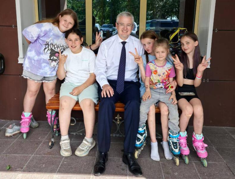 Владимир Солодов: На Камчатке улучшат меры поддержки семей Эксперты Агентства стратегических инициатив посетили Камчатку и высоко оценили местные меры поддержки семей, сообщает «Камчатка Сегодня» со ссылкой на телеграм-канал главы региона Владимира Солодова. «Договорились о дальнейших шагах, — пишет Владимир Солодов. — До 1 сентября будет утвержден комплексный план, который затем начнут реализовывать на практике. Это значит, что уже скоро камчатские семьи смогут воспользоваться новыми мерами поддержки». Подписаться Прислать Чат