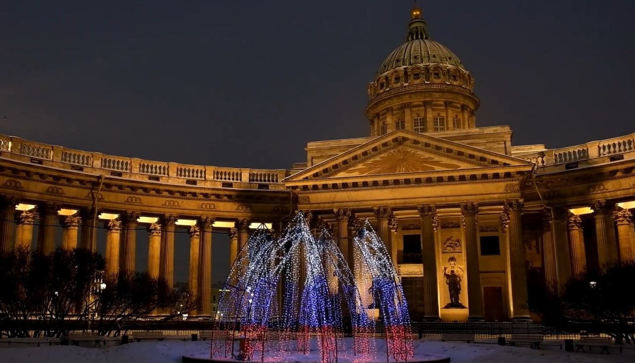 Накануне Дня защитника Отечества световые фонтаны в Нахимовском и Казанском скверах будут окрашены в цвета российского триколора Зимние фонтаны которые начали свою работу в январе благодаря современным программируемым технологиям способны менять цвет интенсивность и динамику свечения превращаясь в уникальные световые инсталляции Первое включение праздничной иллюминации состоится 20 февраля с 18 30 до 19 30 В это время каждый желающий сможет записать видеопоздравление для своих защитников на фоне триколора Повторно световое шоу стартует в 18 15 23 февраля в праздничный вечер фонтаны вновь засияют в цветах российского флага чтобы отдать дань уважения всем кто стоит на страже Отечества Торжественная подсветка будет работать согласно графику уличного освещения до 8 10 24 февраля Фото комитет по энергетике и инженерному обеспечению Подпишись на Город Telegram MAX ВК