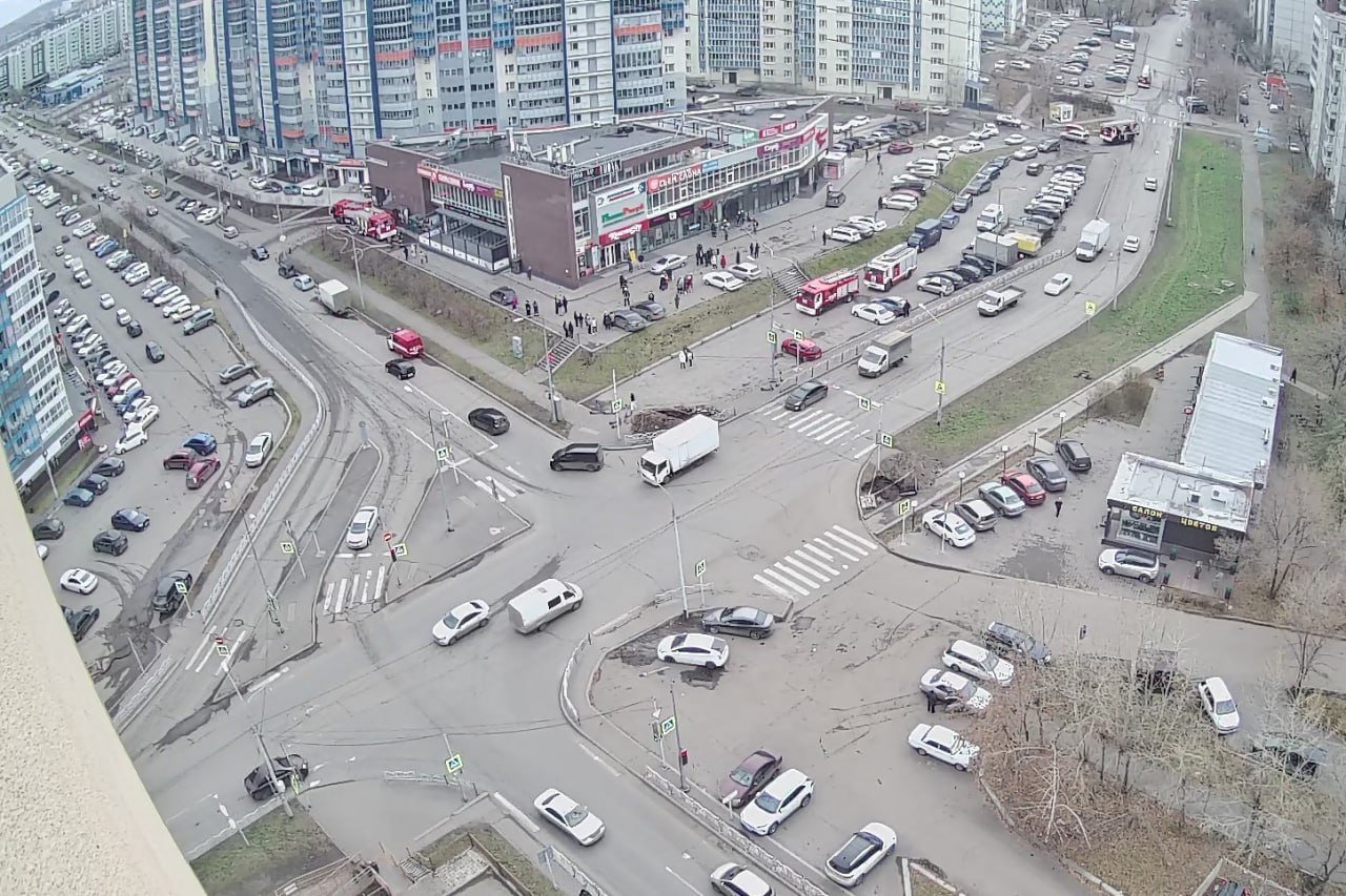 В Красноярске на улице Карамзина вспыхнуло кафе «Перцы»  Судя по видео от очевидцев, пожар был серьезный — языки пламени вырывались из разбитых окон заведения.  Пресс-служба регионального МЧС сообщила, что площадь возгорания составила 15 квадратных метров, на месте работали семь единиц техники и 28 спасателей. Локализовать огонь удалось в 10:33. К счастью, пострадавших нет.  Причину пожара предстоит выяснить дознавателям.   : камеры видеонаблюдения «Орион телеком»