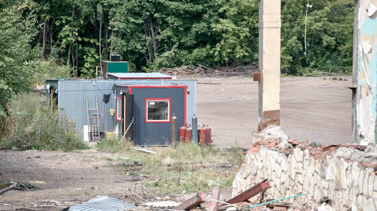 В Уфе вырубили деревья у театра «Нур» ради будущего ЖК В районе стадиона им. Салавата Юлаева незаконно спилили деревья для подготовки площадки под жилой комплекс. Год назад застройщик из Татарстана уверял власти, что занимается лишь ремонтом забора, однако местные жители заметили строительные работы. Разрешений на вырубку и строительство у компании нет. Подписаться Прислать новость