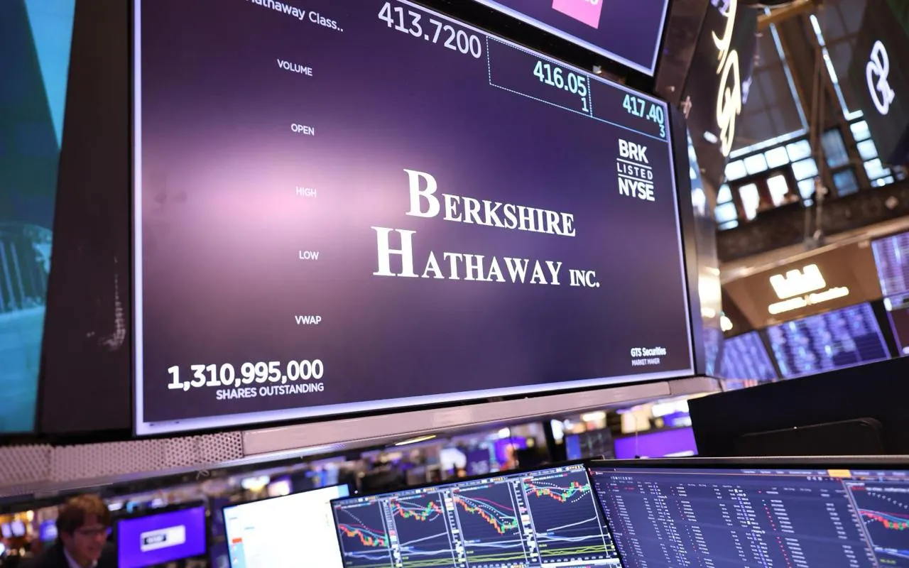 Первая отчетность Berkshire Hathaway после ухода Баффетта что в ней 2 мая Berkshire Hathaway впервые отчиталась за квартал проведенный под руководством Грега Абеля Помотрим что в отчете Операционная прибыль Berkshire Hathaway в январе марте выросла год к году на 17 68 до 11 346 млрд Заметный вклад в рост показателя внес страховой бизнес прибыль от которого взлетела на 28 5 до 1 717 млрд Если год назад убыток от сделок на фондовом рынке был равен 5 04 млрд то по состоянию на 31 марта он сократился до 1 24 млрд Денежная подушка в очередной раз переписала рекорд и составляет 397 4 млрд на конец 2025 года 373 3 млрд В первом квартале Berkshire Hathaway возобновила обратный выкуп собственных акций выкупив бумаг на 235 млн  С января Berkshire Hathaway возглавляет преемник Уоррена Баффетта Грег Абель Баффет остался в компании на посту главы совета директоров Читайте подробнее Berkshire показала рост прибыли в первом после ухода Баффетта квартале Подписаться на канал Мы в Максе