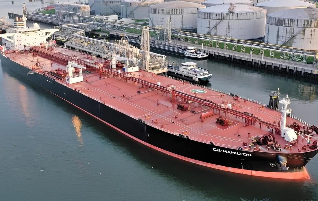 Россия — король нефтяных поставок в Индию. Но по какой цене? Россия громко заявляет о лидерстве в поставках нефти в Индию — стране, которая буквально скупает черное золото, не жалея денег и игнорируя западные санкции. Вот только за этим блестящим фасадом скрываются реальные проблемы и риски, о которых молчат официальные СМИ. Да, Россия занимает почти 36% индийского рынка нефти, обходя Ирак и Саудовскую Аравию в разы. Но санкции США и их союзников уже не просто давят на российский экспорт — они создают серьезные логистические и юридические препятствия. Пример с танкером Andaman Skies ярко это иллюстрирует: судно, доставившее арктическую нефть в Индию, месяцами простаивало в порту из-за претензий к документам и санкций от Великобритании и ЕС. Нефть приходилось перегружать на другое судно, что увеличило издержки и риски. Импорт российских углеводородов в Индию уже начал снижаться — с 1,67 млн баррелей в сутки в январе до 1,46 млн в феврале 2025 года. Индийские НПЗ вынуждены искать альтернативы на Ближнем Востоке, потому что санкционные риски слишком велики. Это ставит под вопрос стабильность и долгосрочность «успешного» сотрудничества. Россия платит цену не только в виде сложных обходных маршрутов и теневого флота, но и в потере рыночных позиций. Этот рост экспорта — скорее вынужденная игра с огнем, где каждая сделка сопровождается огромными рисками и затратами, а успех — далеко не гарантирован. Вот такой «успех» российского нефтяного экспорта в Индию. С одной стороны — громкие цифры и лидерство, а с другой — нарастающие проблемы и растущие опасности. Как долго продлится эта игра без серьезных потерь? Источник: ВЧК-ОГПУ
