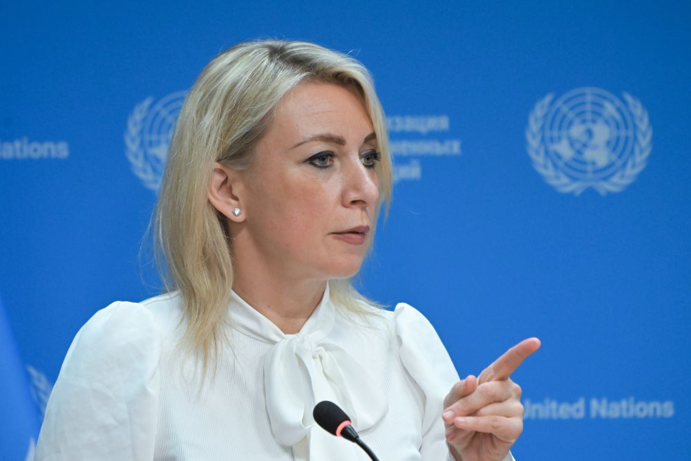 Официальный представитель МИД России Мария Захарова напомнила премьер-министру Италии Джордже Мелони о резолюции ООН 1965 года, осуждающей вмешательство во внутренние дела других государств. Так российский дипломат отреагировала на заявление Мелони о том, что смена власти в Иране должна произойти усилиями "угнетенного иранского народа". "Кто-нибудь расскажите главе итальянского правительства, что 21 декабря 1965 года 109 голосами при одной воздержавшейся Британии Генеральная Ассамблея ООН приняла резолюцию 2131 под названием "Декларация о недопустимости вмешательства во внутренние дела государств, об ограждении их независимости и суверенитета". Пусть хоть почитает для интереса, за что тогда голосовала Италия", - написала Захарова в своем Telegram-канале. Фото: РИА Новости