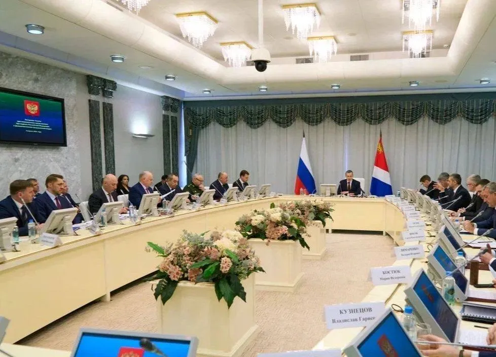Айсен Николаев принял участие в совете ДФО по подготовке к паводкам и пожарам Глава Якутии Айсен Николаев принял участие в заседании Совета Дальневосточного федерального округа под руководством заместителя Председателя Правительства Российской Федерации полномочного представителя Президента Российской Федерации в Дальневосточном федеральном округе Юрия Петровича Трутнева Ключевыми темами встречи стали подготовка к сезону паводков и пожаров а также формирование новой Стратегии социально экономического развития Дальнего Востока до 2030 года ulusmedia Читайте нас в MAX