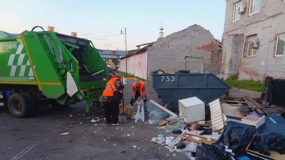 Депутат Госдумы «пожурил» мэрию за стихийную свалку на улице Спасской Алексей Говырин выехал на место – мусор действительно был разбросан около контейнера. Политик сразу же направил сигнал в мэрию. В течение двух часов парковку привели в порядок. – Надеюсь, что теперь это будут делать регулярно. А то, действительно, как-то не очень получается с туристической привлекательностью древнего и очень красивого Владимира, – подытожил политик. Подписаться Написать в редакцию