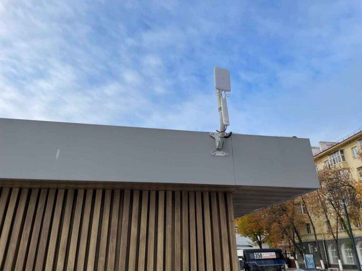 В Уфе запустили бесплатный Wi Fi рассказываем где он появился Управление транспорта и связи администрации Уфы в сотрудничестве с провайдером Уфанет запустило пилотный проект направленный на повышение удобства пользования платными парковками Об этом сообщили в пресс службе мэрии Уфы Теперь жители Уфы смогут оплачивать парковку через мобильное приложение Горпарковки и сайт parking02 ru даже в условиях ограниченного доступа к мобильному интернету В рамках проекта была установлена точка доступа Wi Fi под названием Parkovka 02 Она размещена на территории умной остановки расположенной рядом с Государственным концертным залом Башкортостан Зона действия сигнала охватывает участок улицы Ленина протяжённостью около 400 500 метров включая прилегающие платные парковочные места Как подчеркнули в Управлении транспорта и связи инициатива носит экспериментальный характер и будет действовать до 1 ноября текущего года По завершении пилотного периода специалисты проанализируют уровень востребованности услуги и соберут отзывы пользователей На основании полученных данных будет принято решение о возможном расширении зоны покрытия бесплатным Wi Fi на все платные парковки города  Обратная связь  Подписаться  Подписаться в Max